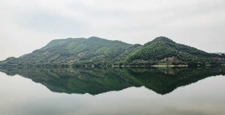 余姚三七市水库蓝天青山绿水倒影