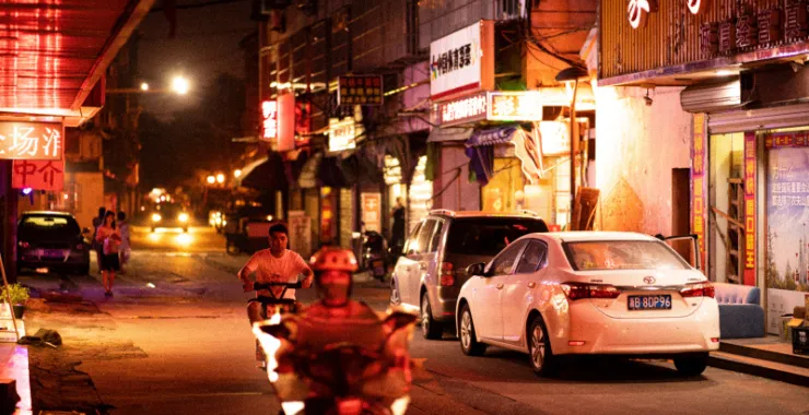 余姚阳明西路夏天夜晚扫街灯火
