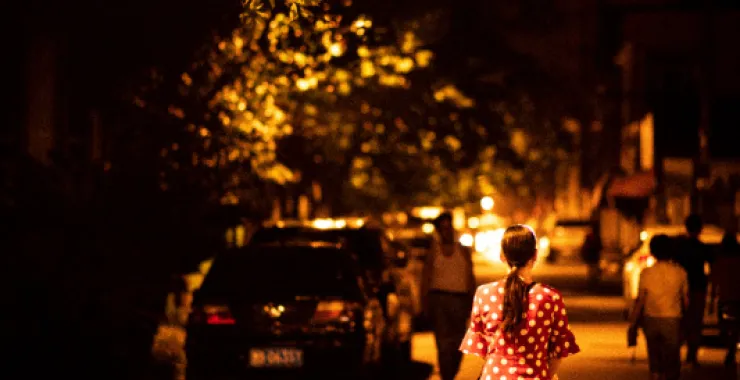 余姚阳明西路夏天夜晚扫街灯火散步纳凉