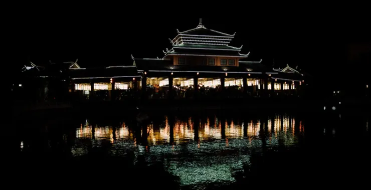 宁波方特房屋夜晚灯光水中倒影夜景