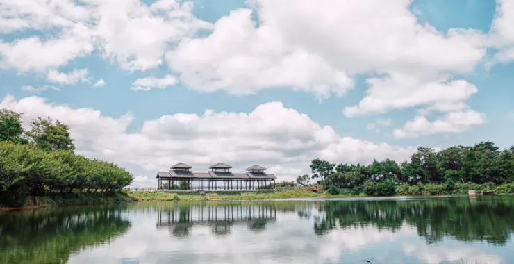 余姚四明山仰天湖景区天然氧吧青山绿水蓝天白云倒影美景