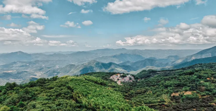 余姚四明山俯视青山绿水村庄古树群山蓝天白云