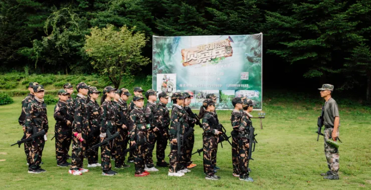 余姚四明山森林公园儿童CS野战团队拓展活动打枪比赛人群队伍