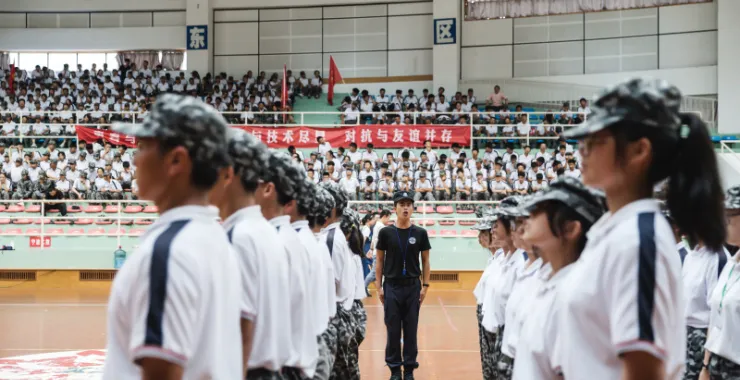 余姚学生开学军训站军姿站立队伍