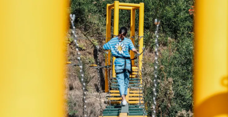 余姚公司团建拓展活动人所独木桥比赛