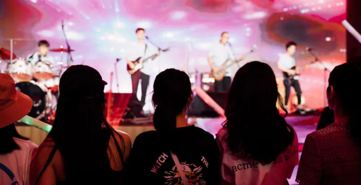 余姚阳明西路的夏天网络音乐节灯光唱歌乐器弹奏演唱会歌曲人群