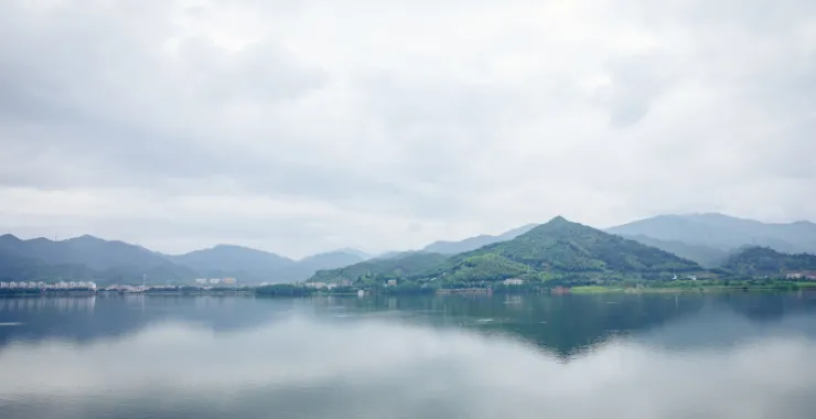余姚梁弄余游记四明湖绿水青山倒影