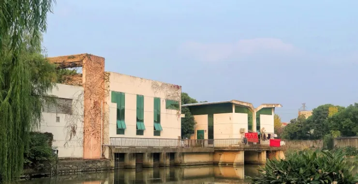 户外湖边建筑余姚