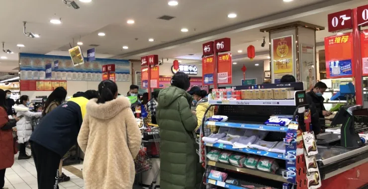 年货超市收银台结帐人群购物