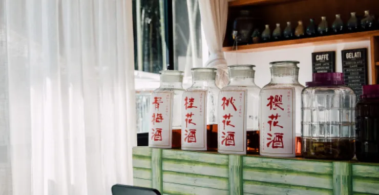 余姚四明山民宿酒瓶吧台喝酒高脚椅