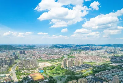 余姚城区公路高楼建筑高空蓝天白云青山绿水俯瞰城市航拍全貌全景