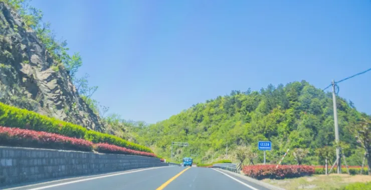 余姚大岚大山里山间道路蜿蜒航拍俯瞰山路群山青山绿树