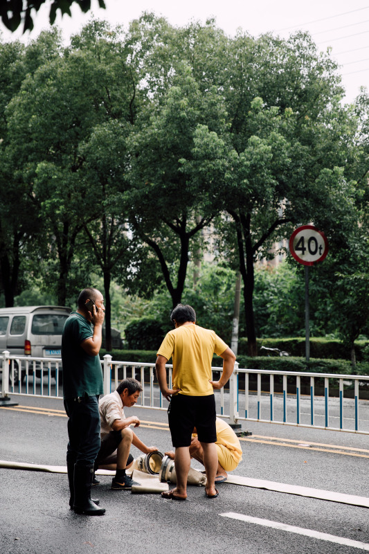 余姚台风天道路积水清理人物背影