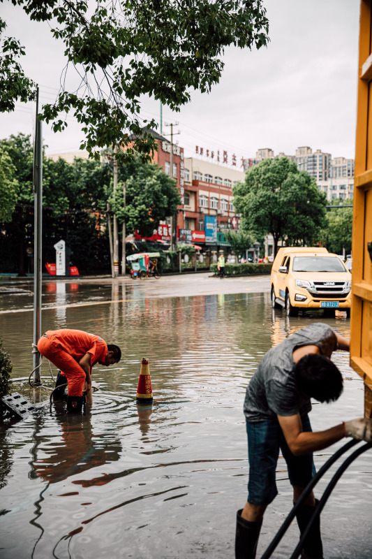 余姚台风天道路积水清理