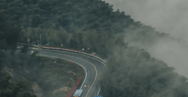 余姚大山里山间交通道路蜿蜒航拍俯瞰山路群山青山绿树
