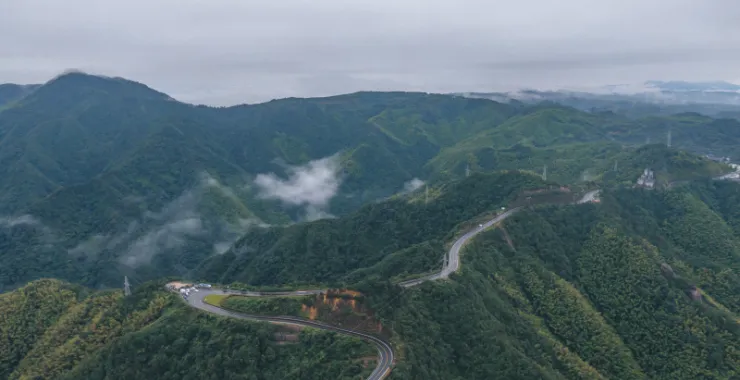 余姚大山里山间交通道路蜿蜒航拍俯瞰山路群山青山绿树羊额古道附近发卡弯