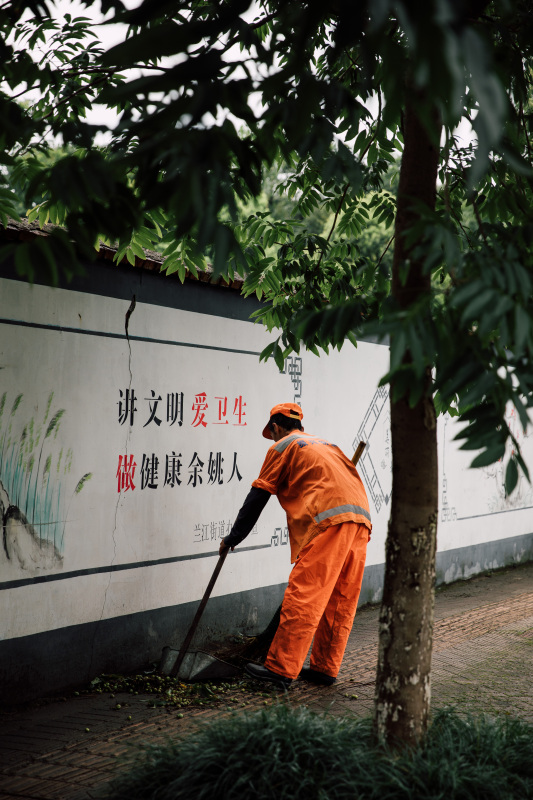 余姚台风天环卫工人清理清扫垃圾扫马路