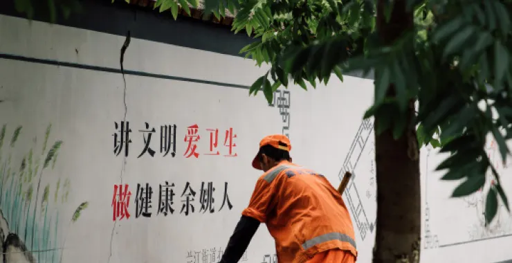 余姚台风天环卫工人清理清扫垃圾扫马路