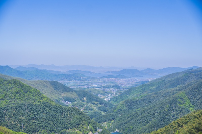 余姚蓝天白云大岚大山里山间航拍俯瞰山路群山青山绿树农村村庄