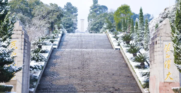 余姚梁弄四明山浙东抗日根据地纪念碑扫墓学生红色经典旅游景点台阶楼梯