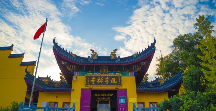 蓝天白云下的余姚高庙山寺庙凤鸣禅寺天王殿