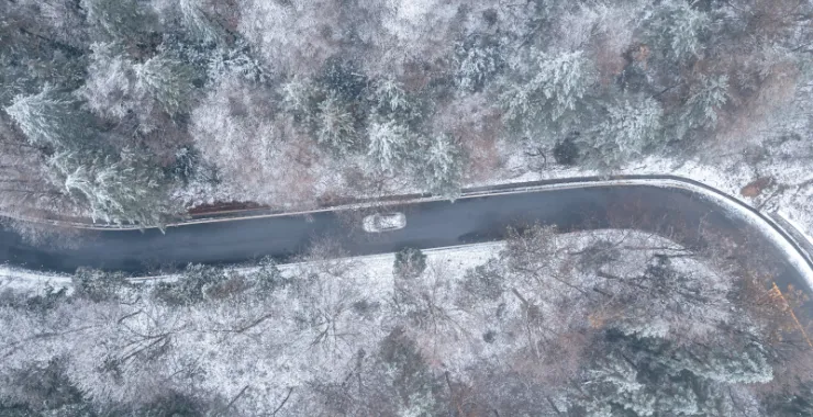 余姚四明山道路雪景下雪结冰山路山间下雪交通蜿蜒航拍俯瞰大山里