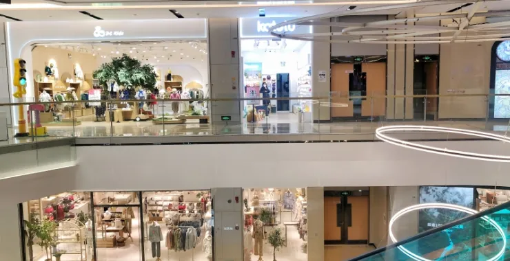 余姚五彩城商场服装店购物广场