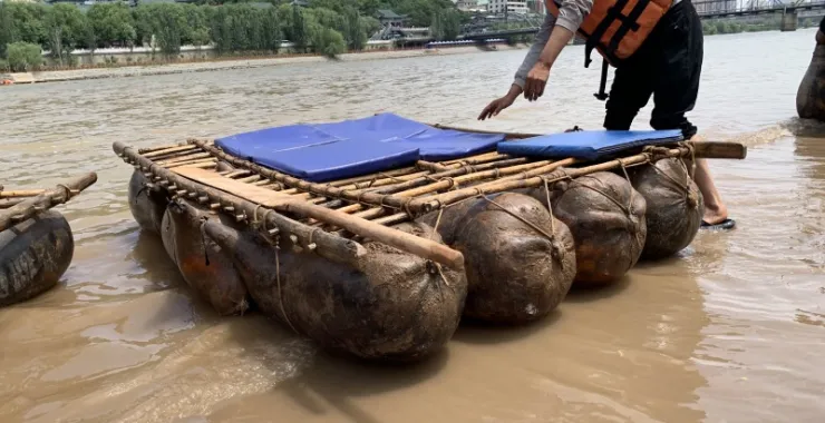 兰州黄河边羊皮筏子