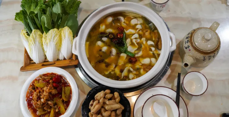 酸菜鱼美味蔬菜牛蛙火锅娃娃菜聚餐