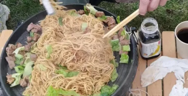 户外露营四明山帐篷烧烤美食聚会炒面炒粉干
