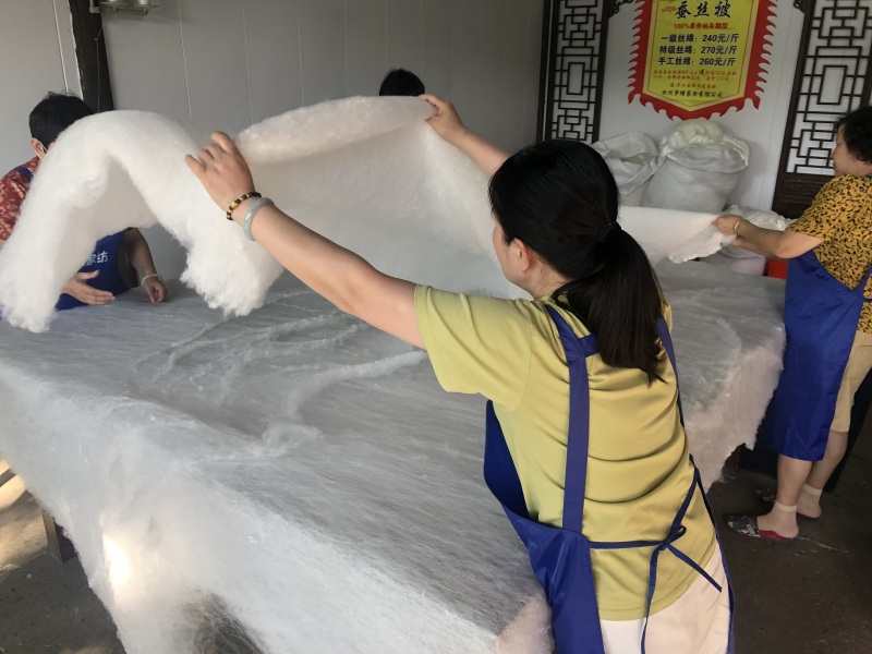 非遗传承手工蚕丝被丝绵被制作