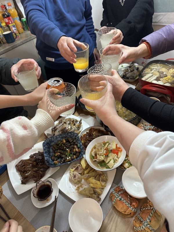 家庭聚会举杯碰杯美食家常菜聚餐过年年夜饭火锅饮料果汁