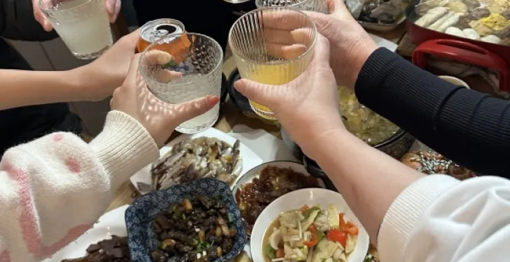 家庭聚会举杯碰杯美食家常菜聚餐过年年夜饭火锅饮料果汁