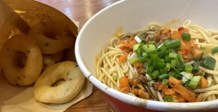 武汉汉口网红美食牛肉面早餐过早热干面面窝