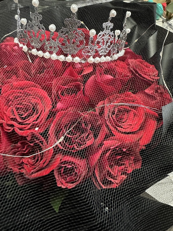 鲜花花束情人节皇冠玫瑰花