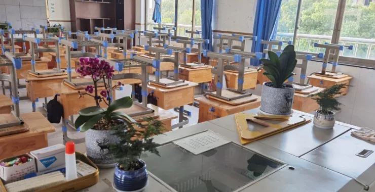 中学学校教室讲台兰花绿植课桌