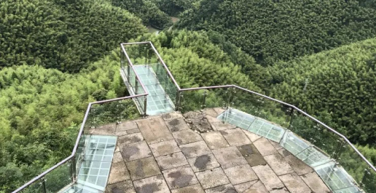 余姚四明山网红鹿亭观景台玻璃