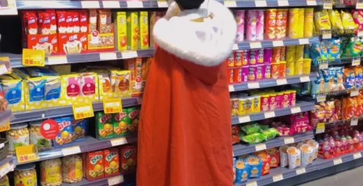 汉服小姐姐逛超市背影