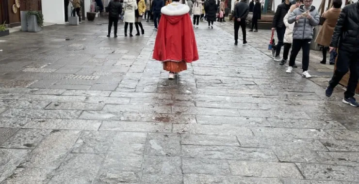 汉服小姐姐逛阳明古镇背影人群街拍