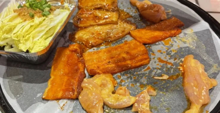 广西北海烤肉小放肆美食烤五花肉烧烤五花肉聚餐
