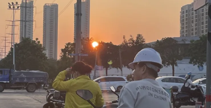 广西北海日落美景交通摩托车 电瓶车上班下班路上落日余晖晚霞