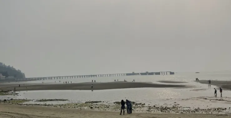 广西北海 紫霞湾 海边 沙滩 日落 晚霞人群