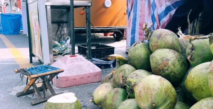 广西北海椰子美食路边摊椰汁