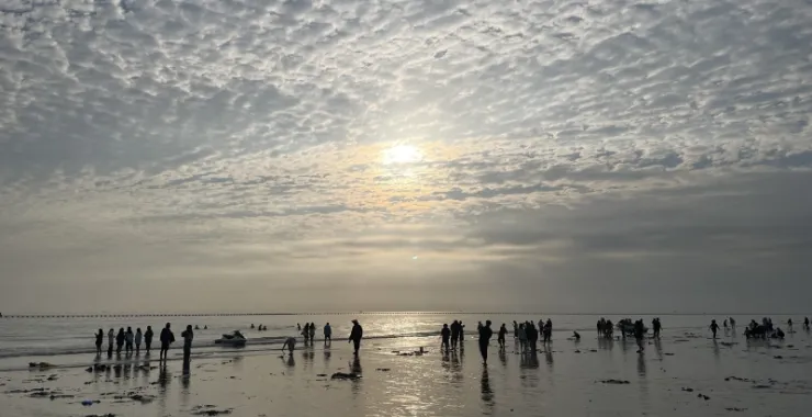 广西北海沙滩 日落 晚霞朝霞海边人群