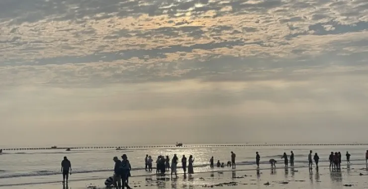 广西北海沙滩 日落 晚霞朝霞海边人群