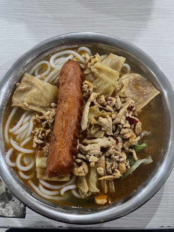 广西北海嗦粉肉丝粉烤肠香肠米粉米线美食