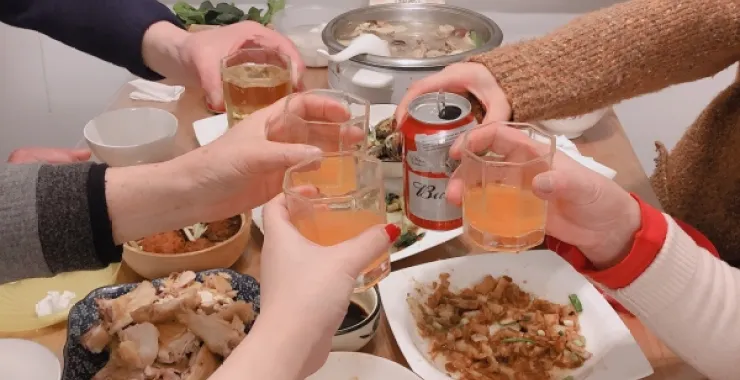 年夜饭家庭聚餐螃蟹笋白斩鸡呛蟹年糕聚会啤酒饮料虾