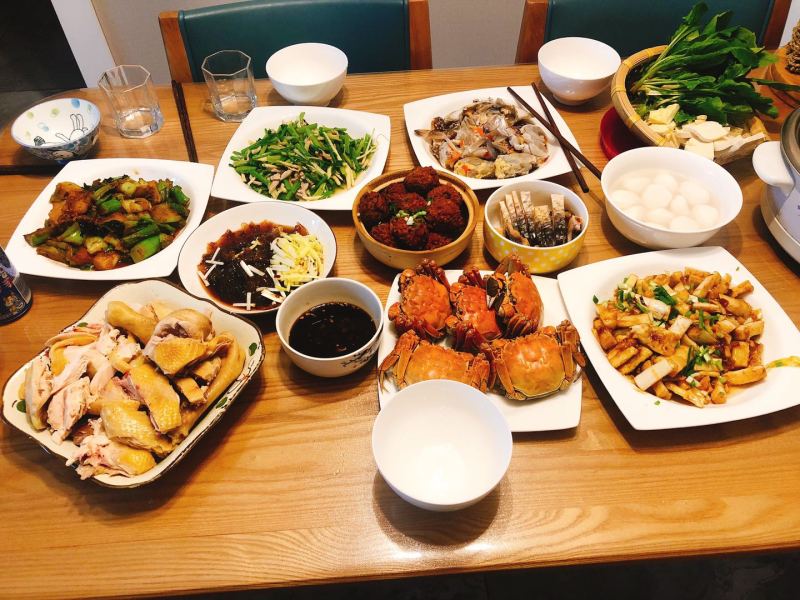 年夜饭家庭聚餐螃蟹笋白斩鸡呛蟹年糕聚会