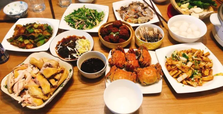 年夜饭家庭聚餐螃蟹笋白斩鸡呛蟹年糕聚会