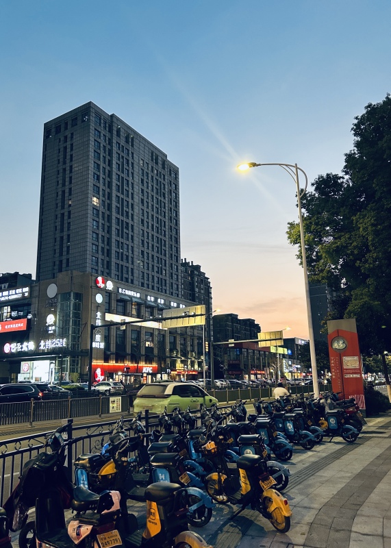  余姚城市夜景四明西路天港禧悦酒店小蓝车马路建筑路灯夜色